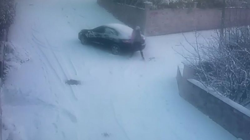 Arnavutköy'de kayan aracını iterek durdurmaya çalıştı