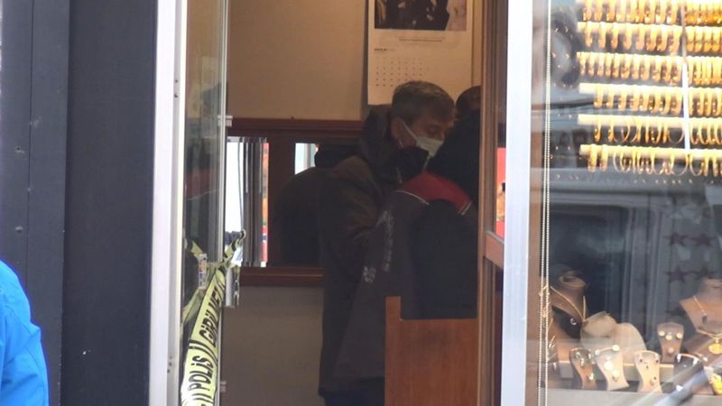 Silivri'de kuyumcu, soyguncuyu vurdu