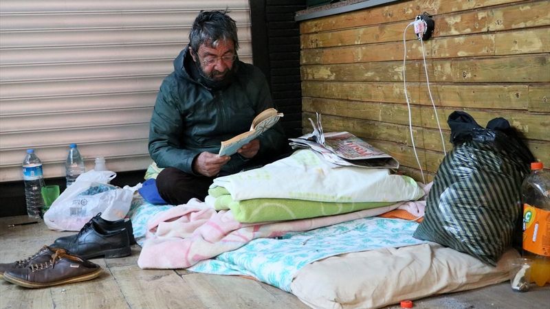 İzmir'de elektrikli battaniye ile sokakta yaşıyor