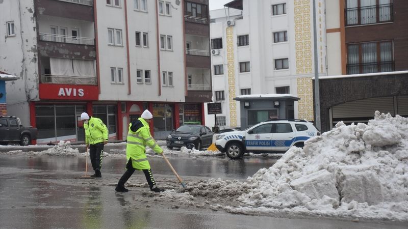 Şırnak'ta polisler araçların kaymaması için caddeyi kardan temizledi