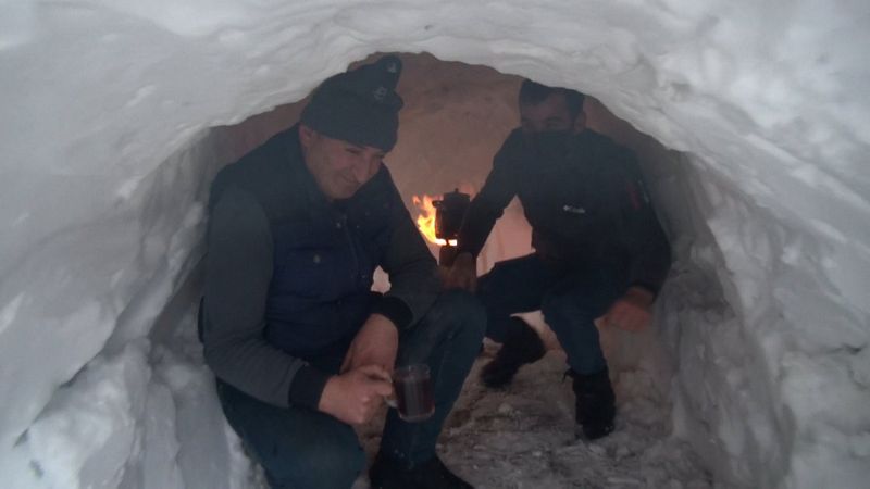Şırnak'ta kardan tünel yapıp, çay içtiler