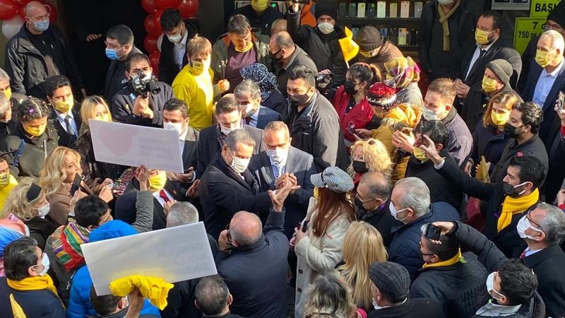 Balıkesir'de Sarıgül hayranları, koronavirüsü yok saydı