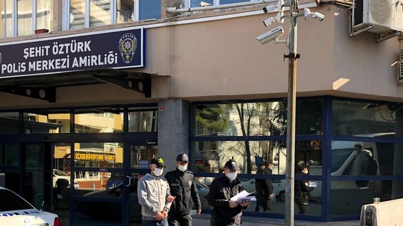 Manisa’da taksi polis otosuna çarptı, şüpheli yakalandı