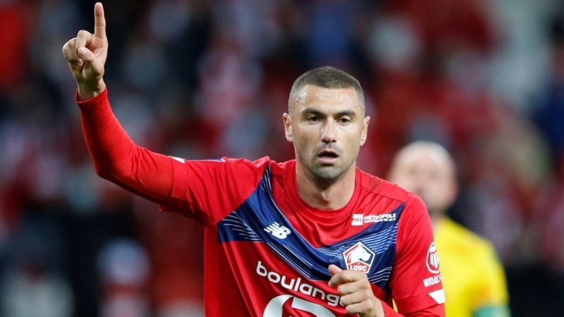 Burak Yılmaz'dan Mesut Özil'e gönderme