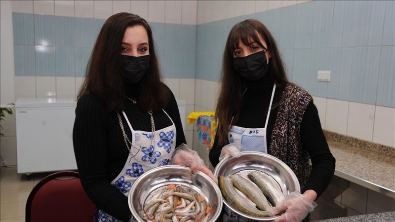 Karadenizli kız kardeşler, baba mesleği balıkçılığı yapıyor