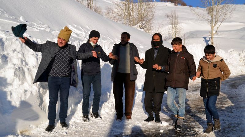 Muş'ta bir hafta sonra yolları açılan köylülerden halaylı kutlama