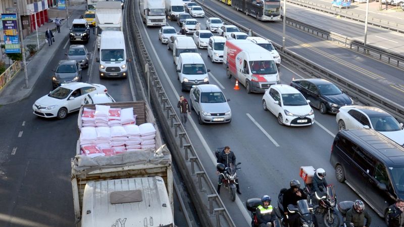 Avcılar'da kısıtlamaya rağmen şaşırtan trafik
