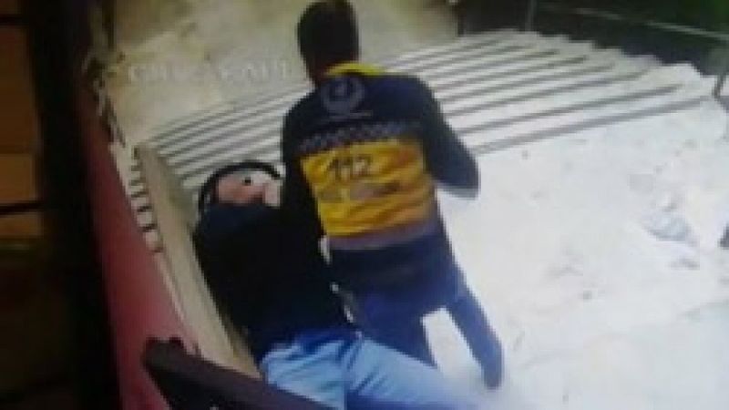 İzmir'de sağlıkçılara hakaret eden kişiyi ambulans şoförü etkisiz hale getirdi