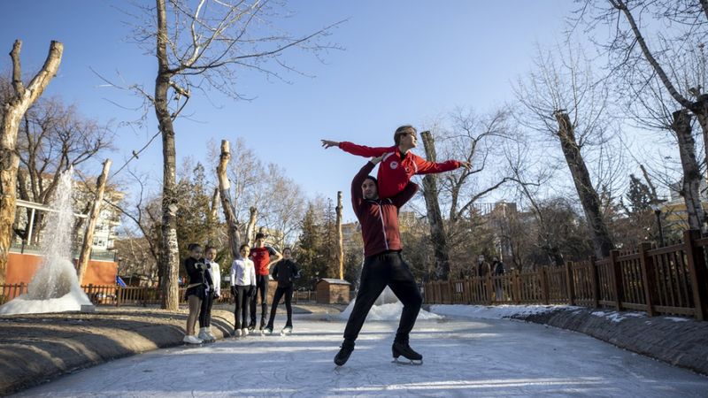 Kuğulu Park'ta buz pateni keyfi