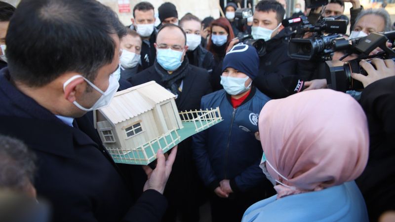 Elazığ'da 14 yaşındaki çocuk, Murat Kurum’a yaptığı maket evi hediye etti