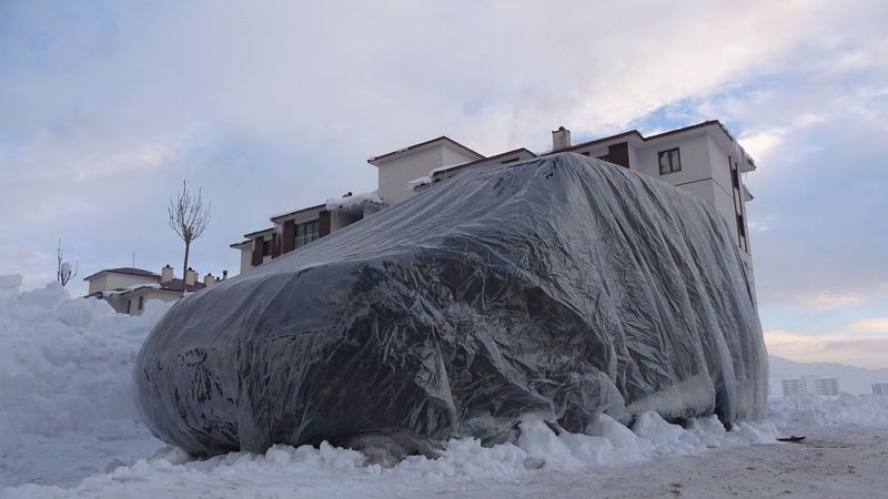 Yüksekova’da buz tutan araçları naylonla kapladılar