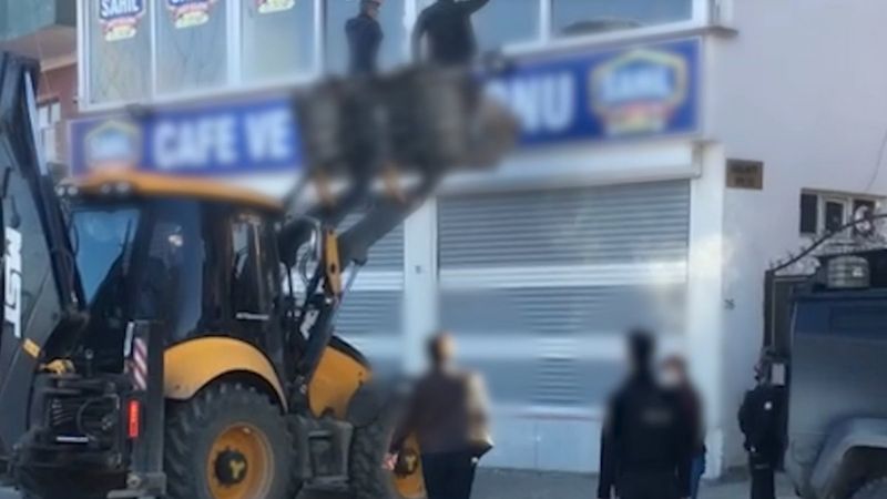 Şırnak'ta kumar oynanan salonu polis iş makinesiyle bastı