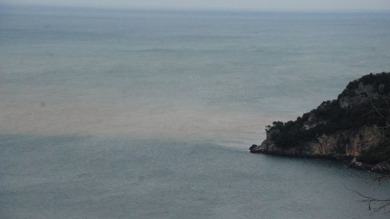 Eriyen kar suları Karadeniz’in rengini değiştirdi