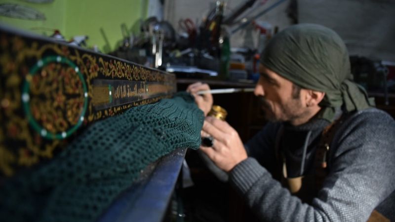 Bilecik'te seramik ustası, hurda demir ve çelikten kılıç, bıçak ve kılıf üretiyor