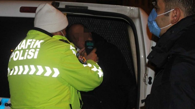 Kayseri'de kısıtlamada uyuşturucu ile yakalanan sürücüye gözaltı