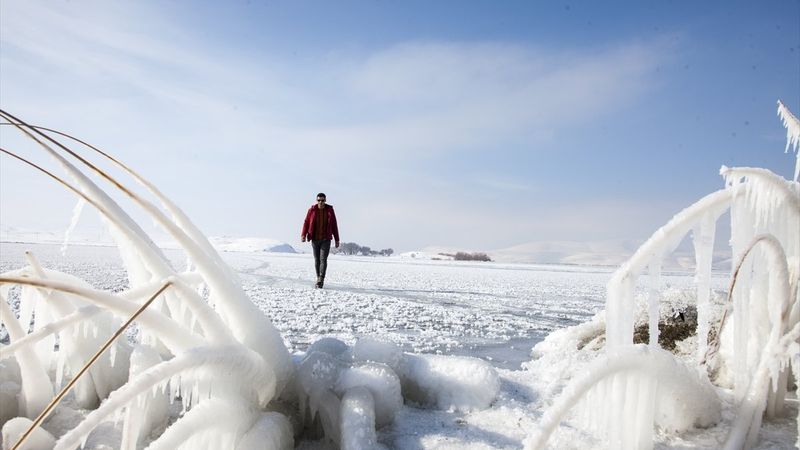 Bitlis’teki Nazik Gölü'nün yüzeyi dondu