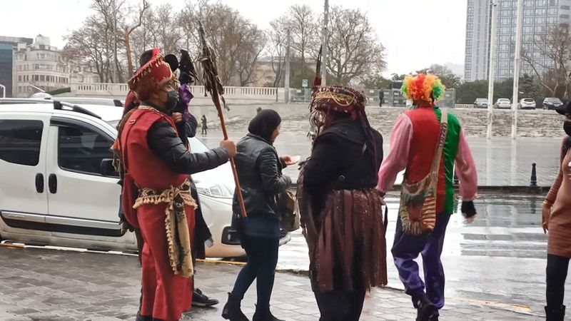 Taksim Meydanı'nda selfie çekip, para istediler