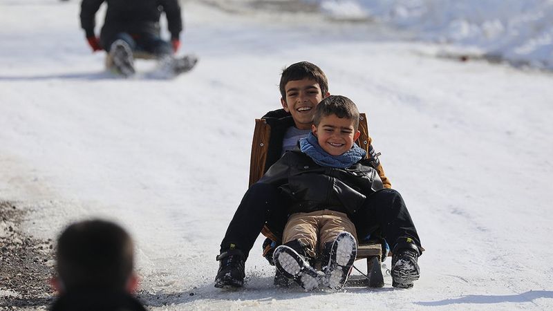 Bingöl'de karın kapattığı yollar, çocuklara eğlence oldu