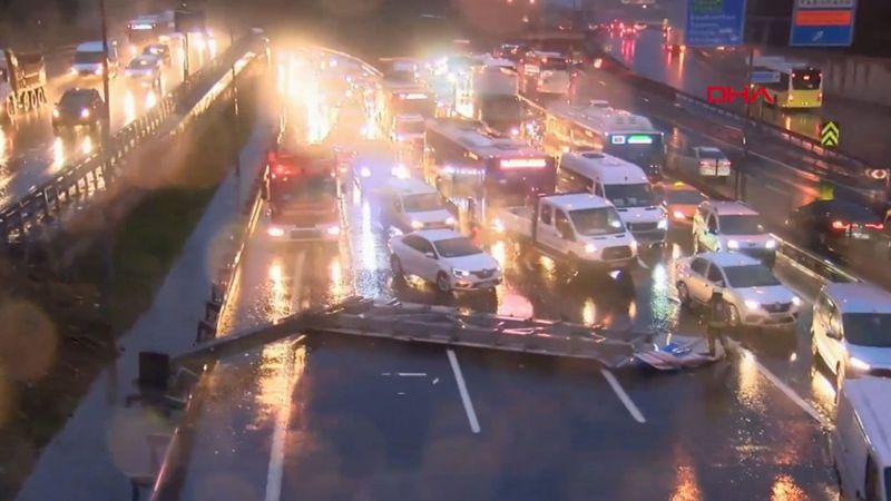 Hasdal'da yön tabelası yola devrildi, kaza meydana geldi