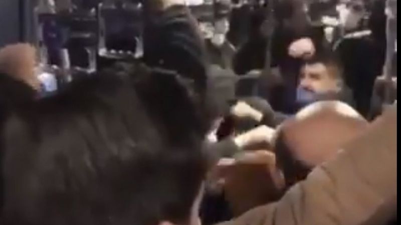 İstanbul’da metrobüste iki grup arasında kavga çıktı