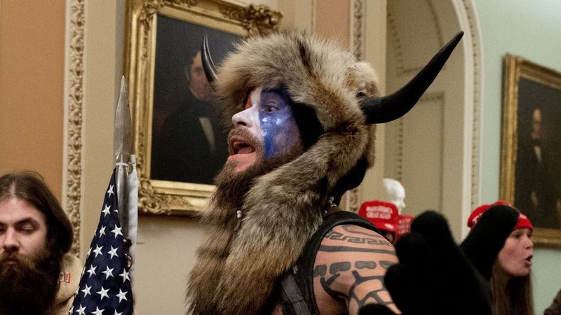 ABD Kongresi'ni basan 'boynuzlu adam' Trump aleyhinde ifade vermek istiyor