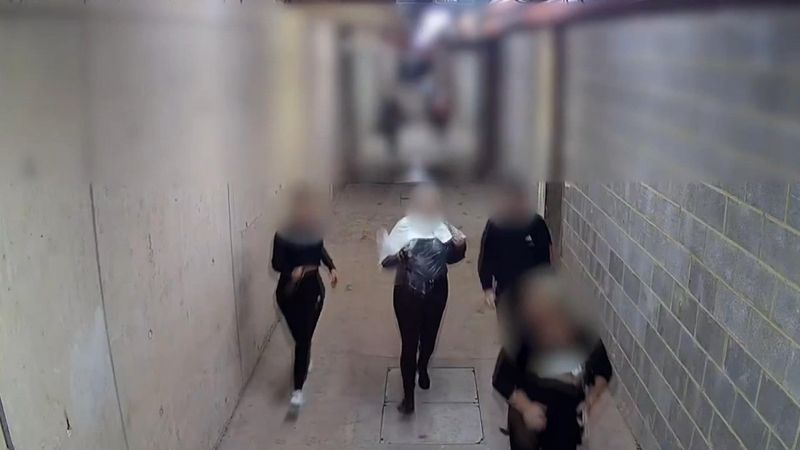 İngiltere’de güzellik merkezine baskın: Müşteriler kaçtı