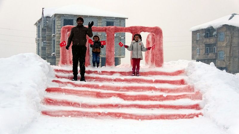 Yüksekova’da Atatürk’ü seven kızı için kardan Anıtkabir yaptı