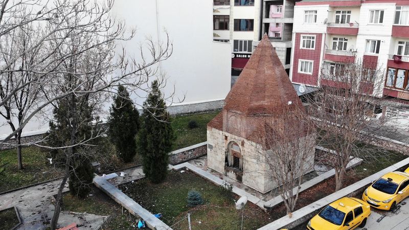 Tokat’ta emirin mezarını evliya türbesi sanıp dua ediyorlar