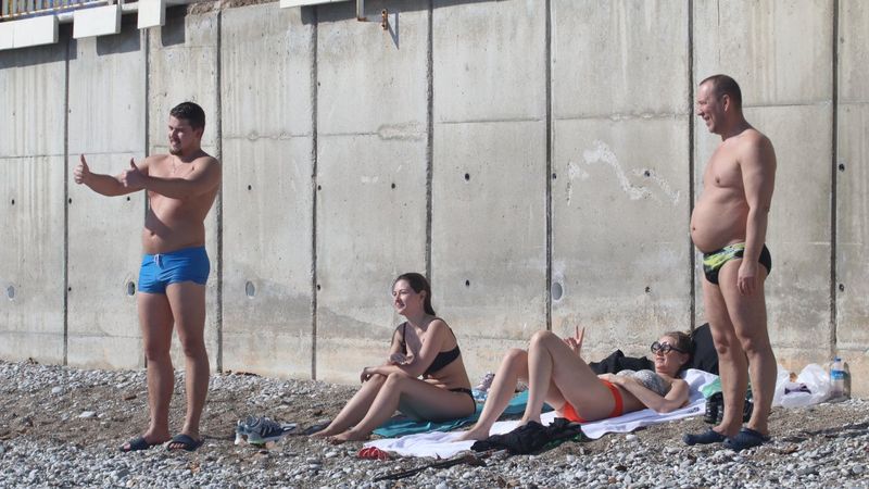 Antalya'da güneşli havanın tadını turistler çıkardı