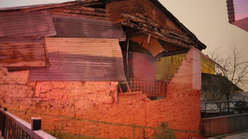 Elazığ’da kerpiç evlerinin duvarı yıkılan aile, panikle dışarı kaçtı