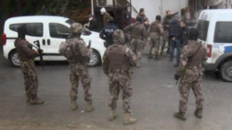 Esenyurt'ta silahlı ve kılıçlı saldırganlar, kendilerine müdahale eden mahalleliye de saldırdı