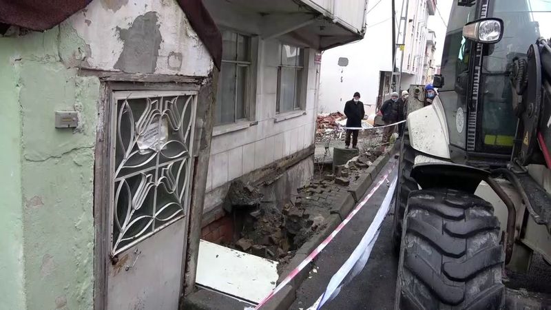 Arnavutköy’de kaldırım çöktü, bir bina boşaltılarak mühürlendi