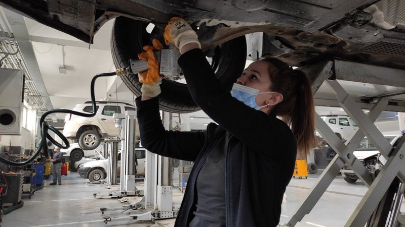 Denizli'de üniversite öğrencisi kız, 18 yıldır oto tamirciliği yapıyor