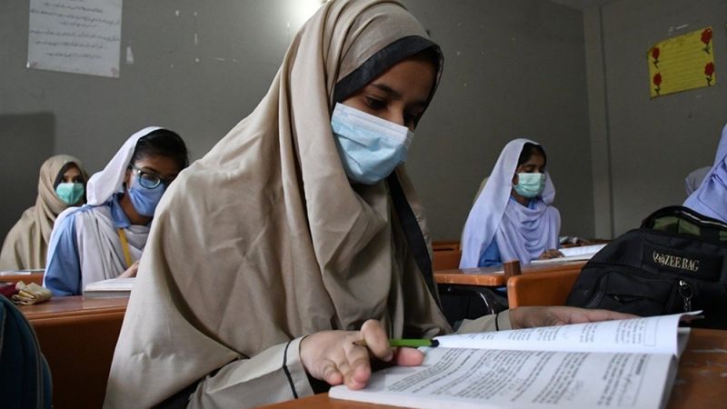 Pakistan’da okullar 3 ay sonra yüz yüze eğitime başladı