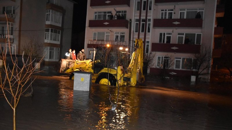 Kırklareli’de evleri su bastı, vatandaşlar kepçeyle kurtarıldı
