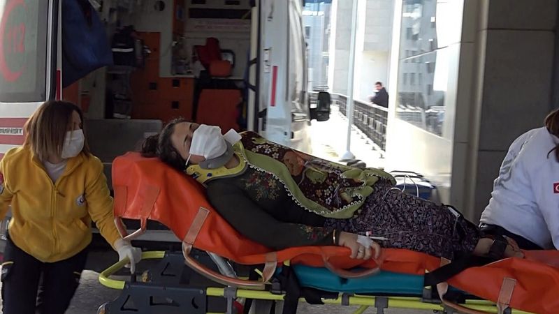 Düzce’de başına odunla vuran eşini karnından bıçakladı