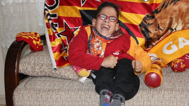 Mersinli engelli çocuk, Muslera ile tanışabilmenin hayalini kuruyor