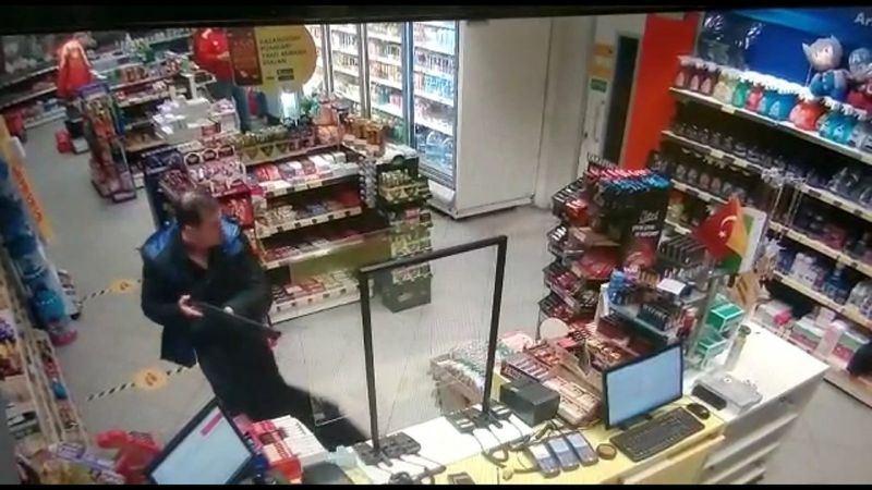 İzmir’de benzin istasyonundaki silahlı soygun anı