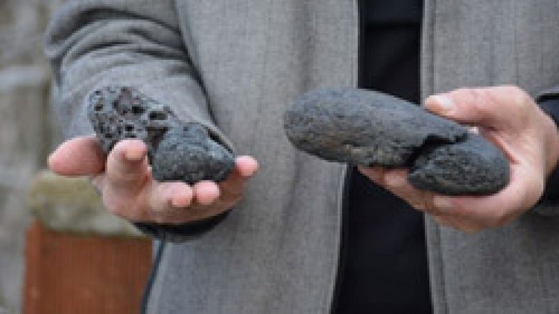 Sinop'ta tarlada bulduğu göktaşı parçalarını kasada saklıyor