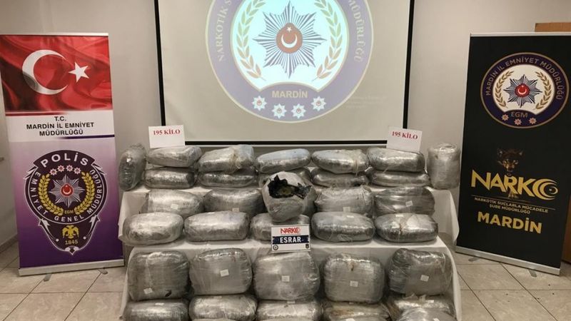 Mardin'de, iş makinasına gizlenmiş 195 kilo uyuşturucu ele geçirildi