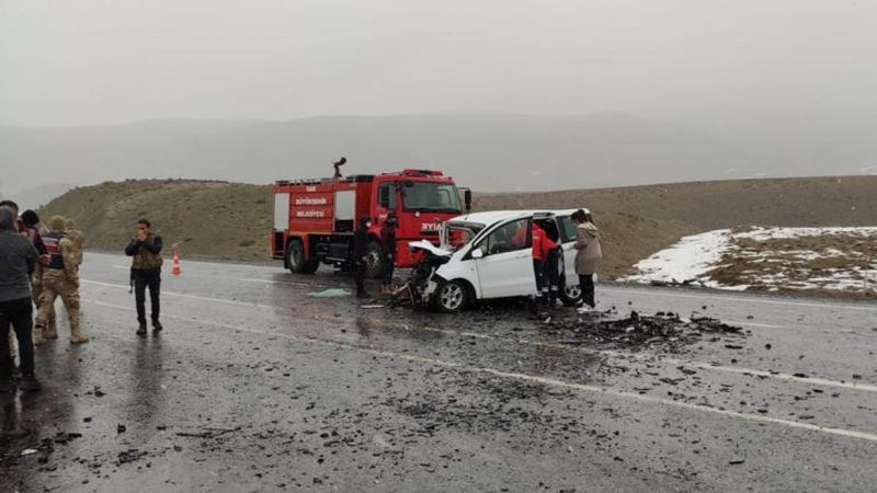 Van'da iki araç çarpıştı: 3 ölü, 7 yaralı