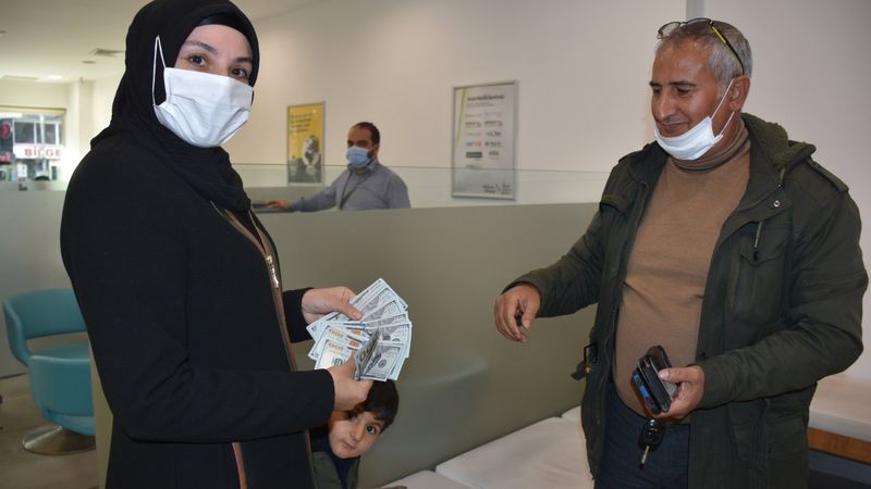 Batman'da hesabına gönderilen 20 bin dolar ile bankaya koştu
