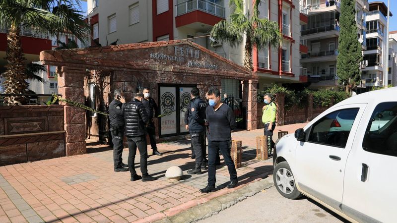 Antalya'da bir kadının, yara izleri yüzünden intihar ettiği iddia edildi