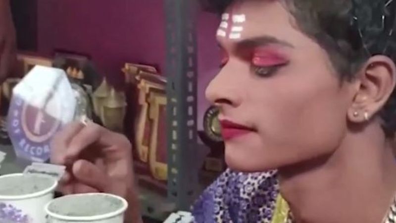 Kirpikleri ile 1000 bıçak kaldıran Hint sanatçı dünya rekoru kırdı