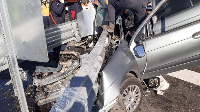Niğde’de refüje çarpan otomobildeki 2 kişi hayatını kaybetti