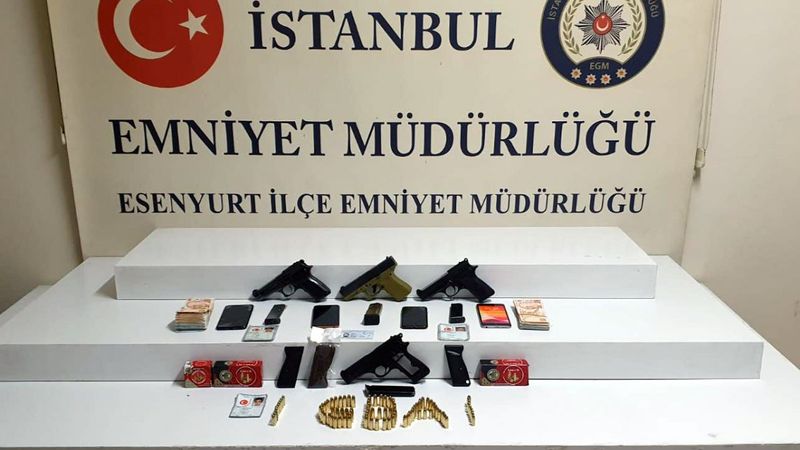 İstanbul'da 1'i firari 4 şüpheli, silah ve yüklü miktarda para ile yakalandı