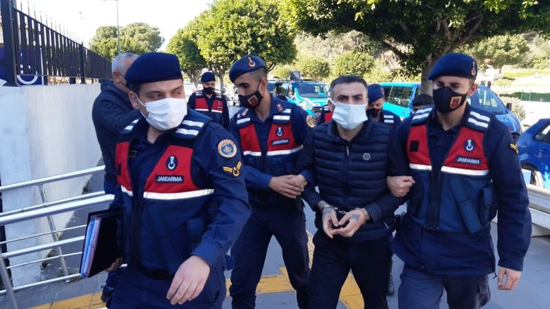 Antalya'da uyuşturucuyla yakalandı, gazetecileri tehdit etti