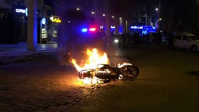 Sakarya'da kavgada hıncını alamayan şahıs, motosikletini yaktı