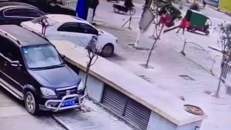 Çin'de rögara torpil atan çocuk havaya uçtu