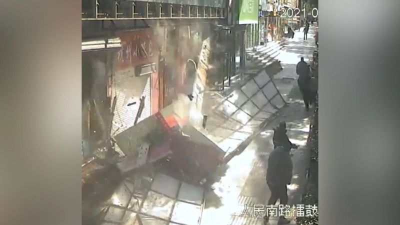 Çin’de iki reklam panosu kadının üzerine düştü